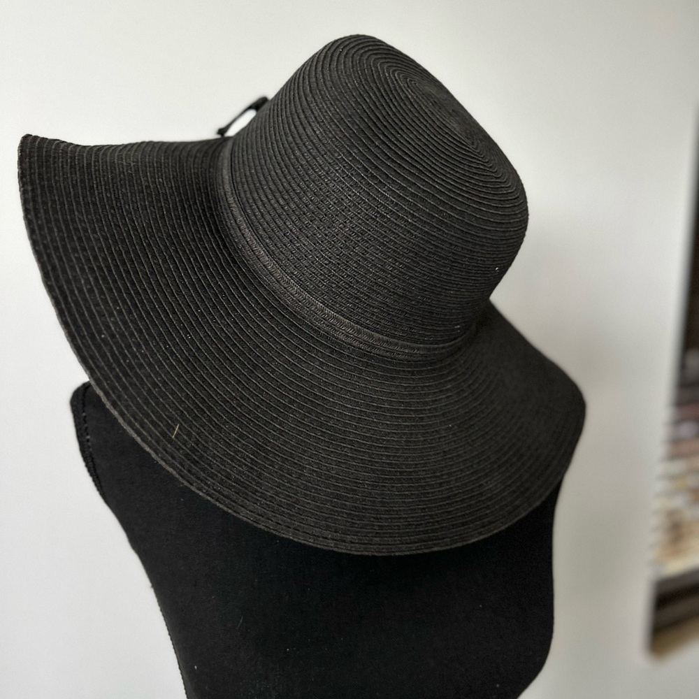 Elegant Black Wide-Brimmed Hat